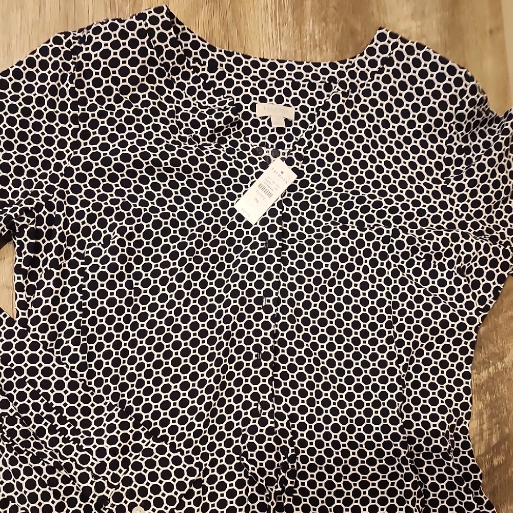 Black and White Fitted Blouse with Scoop Neck and Short Sleeves